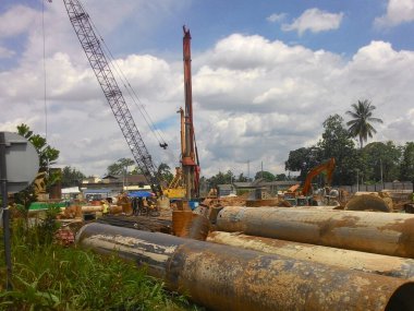 KUALA LUMPUR, MALAYSIA - 24 Mart 2017: İnşaat alanında kazık makinesi. Vakıf çalışması için yığını çalıştıran makine.