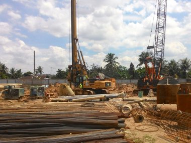 KUALA LUMPUR, MALAYSIA - 24 Mart 2017: İnşaat alanında kazık makinesi. Vakıf çalışması için yığını çalıştıran makine.