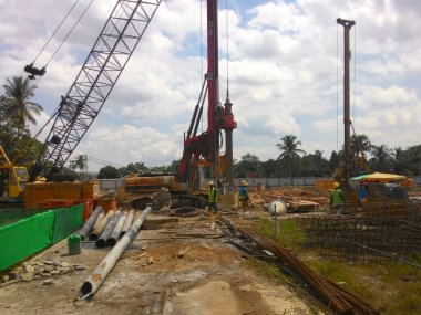KUALA LUMPUR, MALAYSIA - 24 Mart 2017: İnşaat alanında kazık makinesi. Vakıf çalışması için yığını çalıştıran makine.
