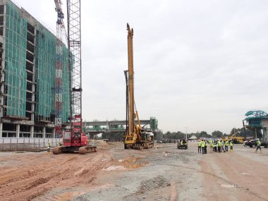 KUALA LUMPUR, MALAYSIA - 24 Mart 2017: İnşaat alanında kazık makinesi. Vakıf çalışması için yığını çalıştıran makine.