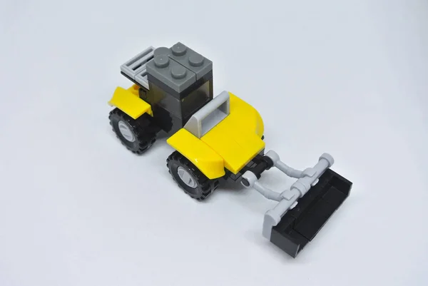 Toy Bulldozer Hecho Ladrillos Plástico Amarillo Negro Con Ruedas Aisladas —  Fotos de Stock