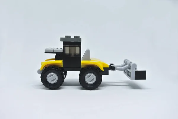 Toy Bulldozer Készült Sárga Fekete Műanyag Tégla Kerekek Elszigetelt Fehér — Stock Fotó