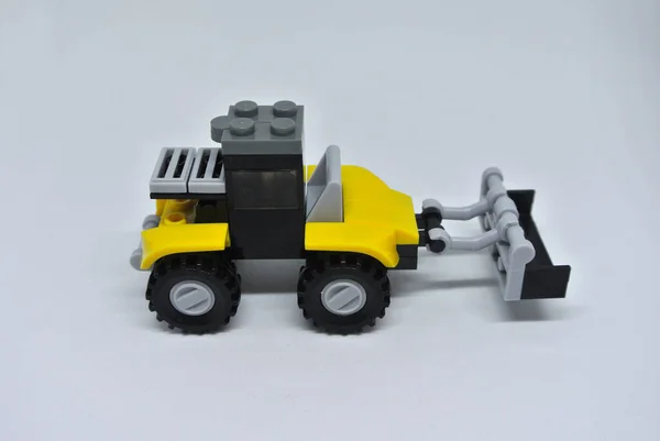 Brinquedo Bulldozer Feito Tijolos Plástico Amarelo Preto Com Rodas Isoladas — Fotografia de Stock