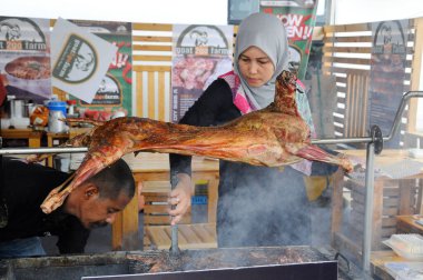 KUALA LUMPUR, MALAYSIA -16 Ekim 2017: Malaysias Hawkers pazarında ızgara koyun eti. Yemekler özel tatlarını tatmak için ızgaradan önce özel baharatlarla marine edilirdi..  