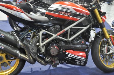 KUALA LUMPUR, MALAYSIA - 29 Temmuz 2017: Yüksek beygir gücü motorlu süper motor veya motosiklet. Büyük motor motora yüksek kapasite gücü veriyor..  