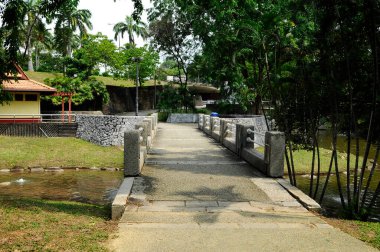 PUTRAJAYA, MALAYSIA - 30 Mayıs 2017: kamu parkındaki yaya geçidi. Çiçeklerle süslenmiş ve ağaçlarla gölgelenmiş.. 