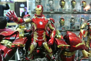 KUALA LUMPUR, MALAYSIA - 26 Kasım 2017: Marvel Iron Man filminden IRON Man aksiyon figürü satışa sunuldu. 
