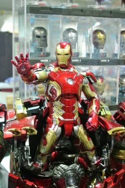 KUALA LUMPUR, MALAYSIA - 26 Kasım 2017: Marvel Iron Man filminden IRON Man aksiyon figürü satışa sunuldu. 