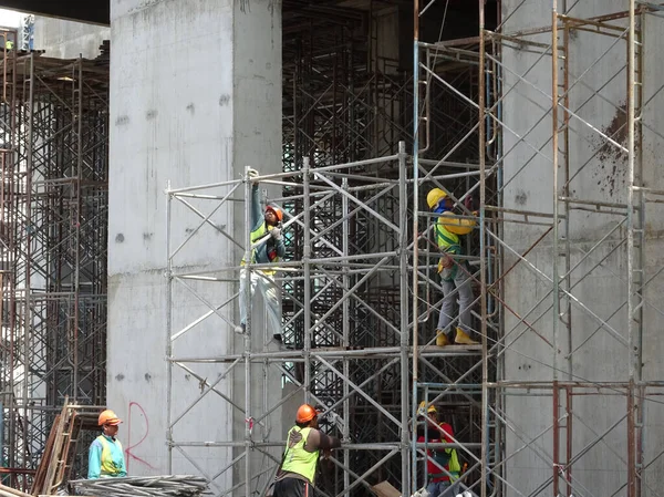 Kuala Lumpur Malaysia 2016年5月5日 足場を登るときに安全ハーネスと適切な安全装置を身に着けている建設労働者 これは 高いレベルで作業しながら彼らの安全を確保するためです — ストック写真