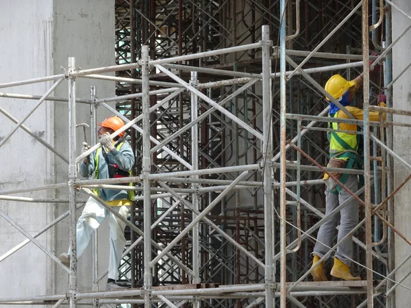 Kuala Lumpur Malaysia 2016年5月5日 足場を登るときに安全ハーネスと適切な安全装置を身に着けている建設労働者 これは 高いレベルで作業しながら彼らの安全を確保するためです — ストック写真