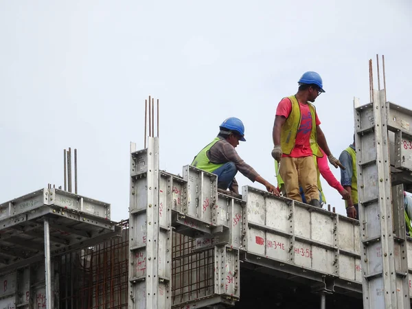 Kuala Lumpur Malaisie Mai 2016 Travailleurs Construction Portant Harnais Sécurité — Photo