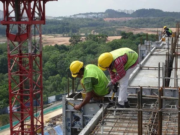 Kuala Lumpur Malaysia May 2016 建筑工人在爬上脚手架时戴着安全带和足够的安全装置 这是为了确保他们在高层工作时的安全 — 图库照片