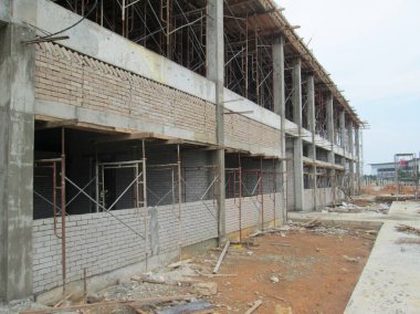 İnşaat alanındaki kum tuğlasından yapılmış bir duvar. Alçılama işlemi başlatılıyor. 