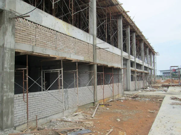 İnşaat alanındaki kum tuğlasından yapılmış bir duvar. Alçılama işlemi başlatılıyor. 