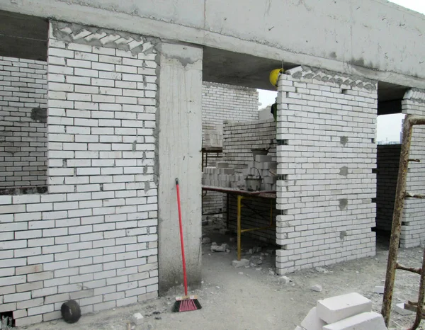 Ściana Wykonana Cegły Piaskowej Placu Budowy Prace Tynkarskie Jeszcze Się — Zdjęcie stockowe