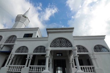 KELANTAN, MALAYSIA - 28 Mart 2014: Brunei Darussalam Camii Kelantan, Malezya. Eski bir cami ve İslami mimari unsurlarla inşa edilmiş küçük bir cami.. 
