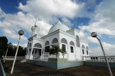 KELANTAN, MALAYSIA - 28 Mart 2014: Brunei Darussalam Camii Kelantan, Malezya. Eski bir cami ve İslami mimari unsurlarla inşa edilmiş küçük bir cami.. 