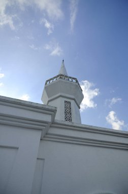 KELANTAN, MALAYSIA - 28 Mart 2014: Brunei Darussalam Camii Kelantan, Malezya. Eski bir cami ve İslami mimari unsurlarla inşa edilmiş küçük bir cami.. 