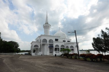 KELANTAN, MALAYSIA - 28 Mart 2014: Brunei Darussalam Camii Kelantan, Malezya. Eski bir cami ve İslami mimari unsurlarla inşa edilmiş küçük bir cami.. 