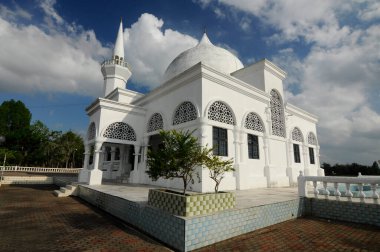 KELANTAN, MALAYSIA - 28 Mart 2014: Brunei Darussalam Camii Kelantan, Malezya. Eski bir cami ve İslami mimari unsurlarla inşa edilmiş küçük bir cami.. 