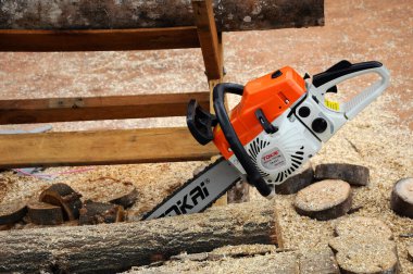 SERDANG, MALAYSIA - 30 Eylül 2017: kereste kesmek için kullanılan mekanik elektrikli testere. Erkekler tarafından elle kontrol. 