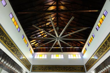 KELANTAN, MALAYSIA - 30 Mart 2014: Bunut Payung Camii. İslami geometri ve İslami mimari unsurlardan etkilenmiş yerel mimari tarzına sahip yeni cami inşası.  