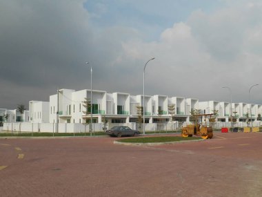 Seremban, Malezya - Eylül 09, 2017: Seremban, Malezya 'da çift katlı lüks teras evi. Mimar evi modern ve çekici bir tasarım ile tasarladı.. 