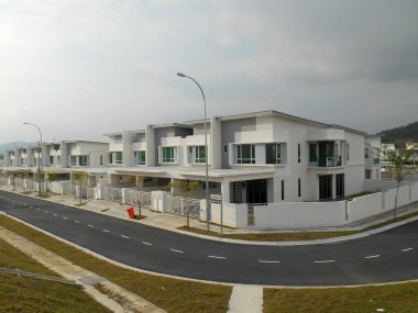 Seremban, Malezya - Eylül 09, 2017: Seremban, Malezya 'da çift katlı lüks teras evi. Mimar evi modern ve çekici bir tasarım ile tasarladı.. 