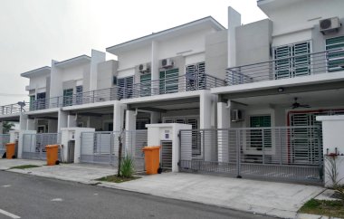 Seremban, Malezya - Eylül 09, 2017: Seremban, Malezya 'da çift katlı lüks teras evi. Mimar evi modern ve çekici bir tasarım ile tasarladı.. 