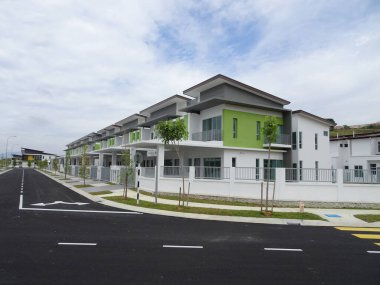 Seremban, Malezya - Eylül 09, 2017: Seremban, Malezya 'da çift katlı lüks teras evi. Mimar evi modern ve çekici bir tasarım ile tasarladı.. 