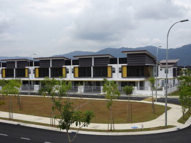 Seremban, Malezya - Eylül 09, 2017: Seremban, Malezya 'da çift katlı lüks teras evi. Mimar evi modern ve çekici bir tasarım ile tasarladı.. 