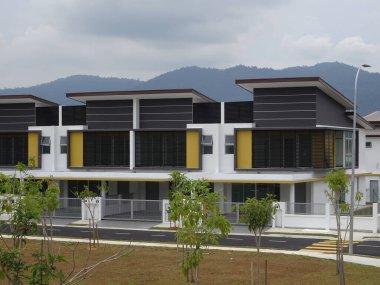 Seremban, Malezya - Eylül 09, 2017: Seremban, Malezya 'da çift katlı lüks teras evi. Mimar evi modern ve çekici bir tasarım ile tasarladı.. 
