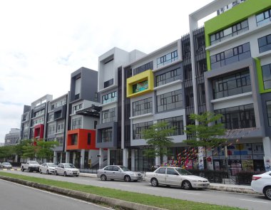 CYBERJAYA, MALAYSIA - 29 EYLÜL 2017: Teras mağazası çok cepheli. Mimar kiracı ve müşteriyi çekmek için renkli ve çekici bir görünüş sundu.. 