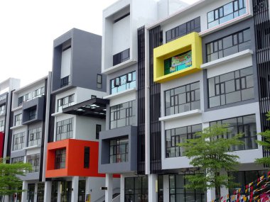 CYBERJAYA, MALAYSIA - 29 EYLÜL 2017: Teras mağazası çok cepheli. Mimar kiracı ve müşteriyi çekmek için renkli ve çekici bir görünüş sundu.. 