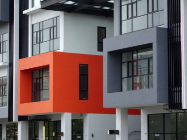 CYBERJAYA, MALAYSIA - 29 EYLÜL 2017: Teras mağazası çok cepheli. Mimar kiracı ve müşteriyi çekmek için renkli ve çekici bir görünüş sundu.. 