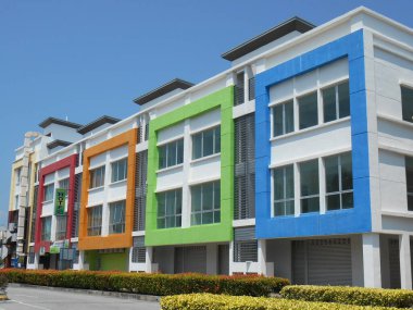 CYBERJAYA, MALAYSIA - 29 EYLÜL 2017: Teras mağazası çok cepheli. Mimar kiracı ve müşteriyi çekmek için renkli ve çekici bir görünüş sundu.. 