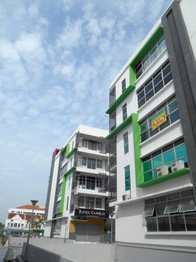 CYBERJAYA, MALAYSIA - 29 EYLÜL 2017: Teras mağazası çok cepheli. Mimar kiracı ve müşteriyi çekmek için renkli ve çekici bir görünüş sundu.. 