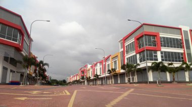 CYBERJAYA, MALAYSIA - 29 EYLÜL 2017: Teras mağazası çok cepheli. Mimar kiracı ve müşteriyi çekmek için renkli ve çekici bir görünüş sundu.. 