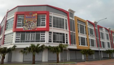 CYBERJAYA, MALAYSIA - 29 EYLÜL 2017: Teras mağazası çok cepheli. Mimar kiracı ve müşteriyi çekmek için renkli ve çekici bir görünüş sundu.. 