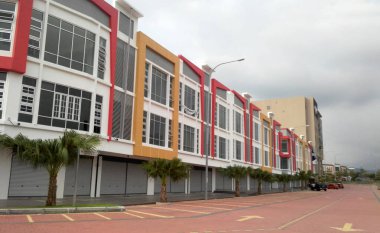 CYBERJAYA, MALAYSIA - 29 EYLÜL 2017: Teras mağazası çok cepheli. Mimar kiracı ve müşteriyi çekmek için renkli ve çekici bir görünüş sundu.. 