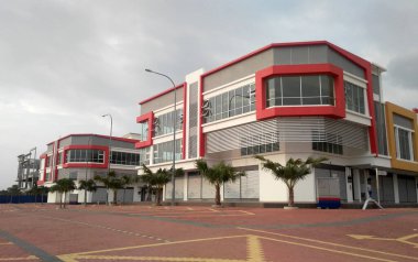 CYBERJAYA, MALAYSIA - 29 EYLÜL 2017: Teras mağazası çok cepheli. Mimar kiracı ve müşteriyi çekmek için renkli ve çekici bir görünüş sundu.. 