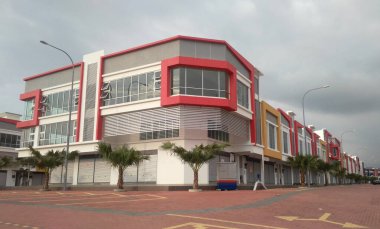 CYBERJAYA, MALAYSIA - 29 EYLÜL 2017: Teras mağazası çok cepheli. Mimar kiracı ve müşteriyi çekmek için renkli ve çekici bir görünüş sundu.. 