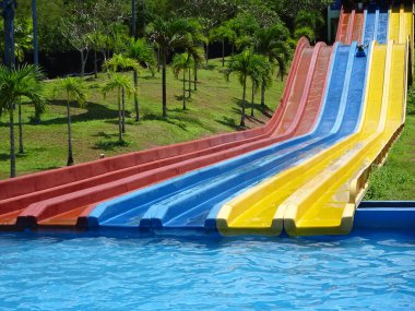 MELAKA, MALAYSIA -EKİM 1, 2017: Melaka, Malezya 'daki Melaka Wonderland Tema Parkı' nda renkli ve çeşitli tema ve su kaydıraklarına meydan okuma. 
