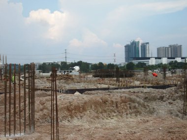 KUALA LUMPUR, MALAYSIA - 16 Temmuz 2016: Malezya 'nın Kuala Lumpur kentindeki inşaat alanında vakıf çalışması. Yüksek binalar için büyük bir temel.  