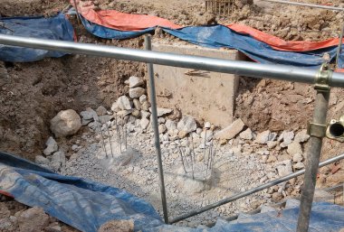 KUALA LUMPUR, MALAYSIA - 16 Temmuz 2016: Malezya 'nın Kuala Lumpur kentindeki inşaat alanında vakıf çalışması. Yüksek binalar için büyük bir temel.  