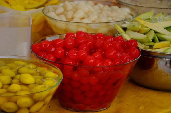 Schnitt Und Eingelegtes Obst Wird Offen Auf Dem Markt Verkauft — Stockfoto