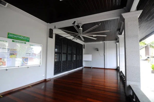 KELANTAN, MALAYSIA - 30 Mart 2014: Bunut Payung Camii. İslami geometri ve İslami mimari unsurlardan etkilenmiş yerel mimari tarzına sahip yeni cami inşası.  