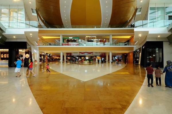 Putrajaya Malaysia 2015年3月1日 Ioiシティモールエントランスロビーのインテリアデザイン マレーシアで最大かつ人気のショッピングモールの一つでした — ストック写真