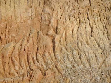 Yer ve yamaçlardaki erozyona yağmur neden olur. Toprak yapısı zayıf ve heyelan var. Bazı bölgelerde güvenlik önlemleri alındı.