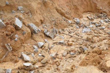 Yer ve yamaçlardaki erozyona yağmur neden olur. Toprak yapısı zayıf ve heyelan var. Bazı bölgelerde güvenlik önlemleri alındı.